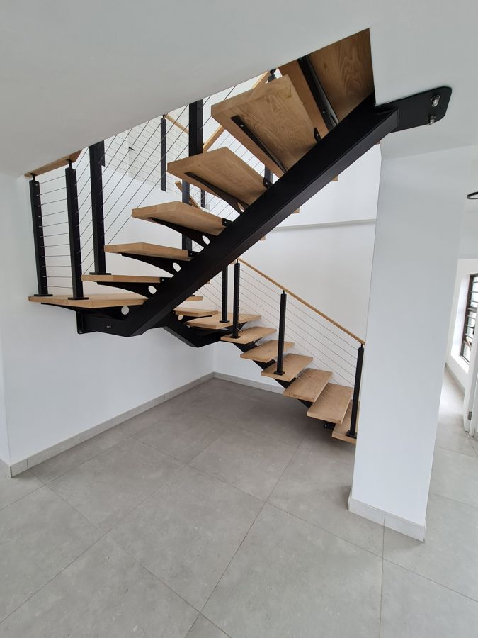 Floating steel staircase